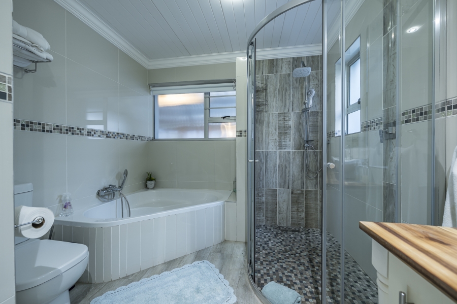 5 Bedroom Property for Sale in Glentana Western Cape